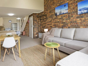 Ellswood 9 - 2BR Townhouse l Central Location l WiFi l Air-Con